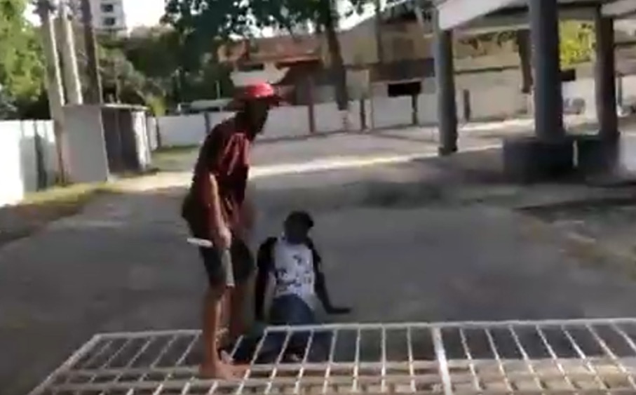 Equipe da Record flagra e interrompe ataque com faca 