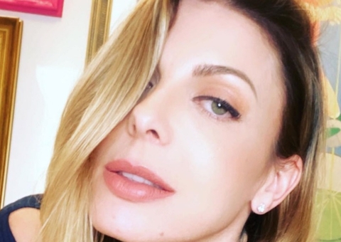 Sheila Mello posa seminua com o namorado, o tenista João Souza 