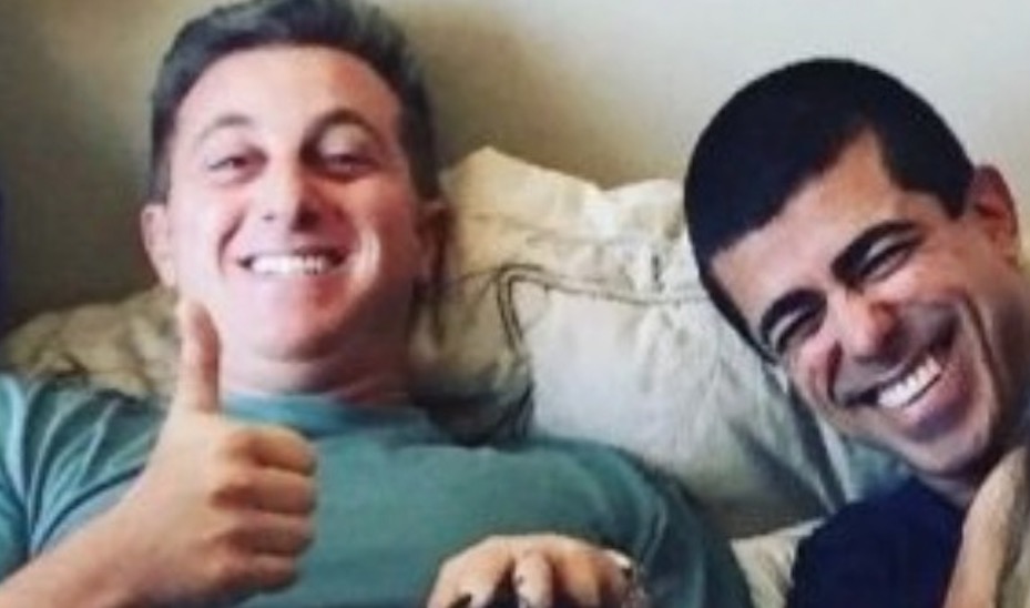 Foto de Luciano Huck com Marcius Melhem viraliza: 'dedo podre'