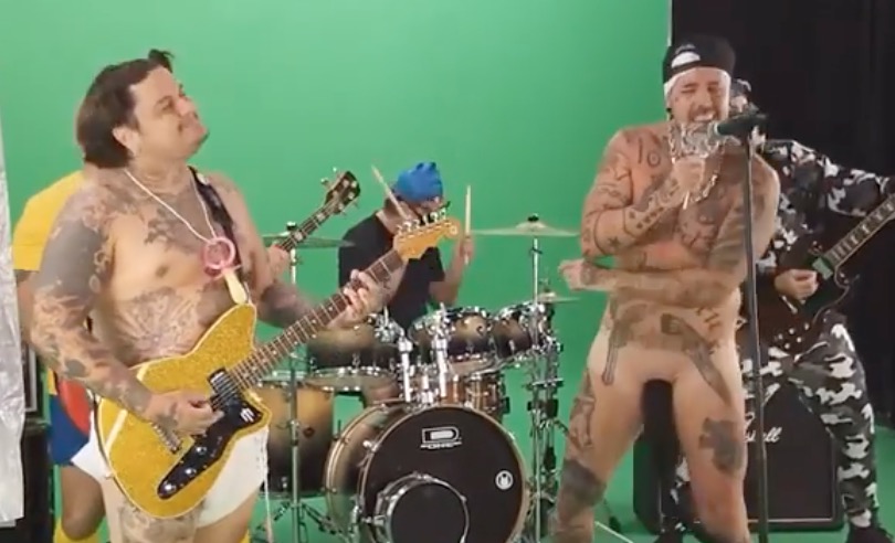 Tico Santa Cruz cobre pênis com meia em novo clipe dos Detonautas