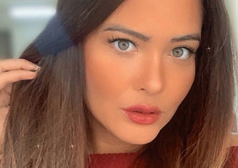 Geisy Arruda tira calcinha usando camisola completamente transparente  