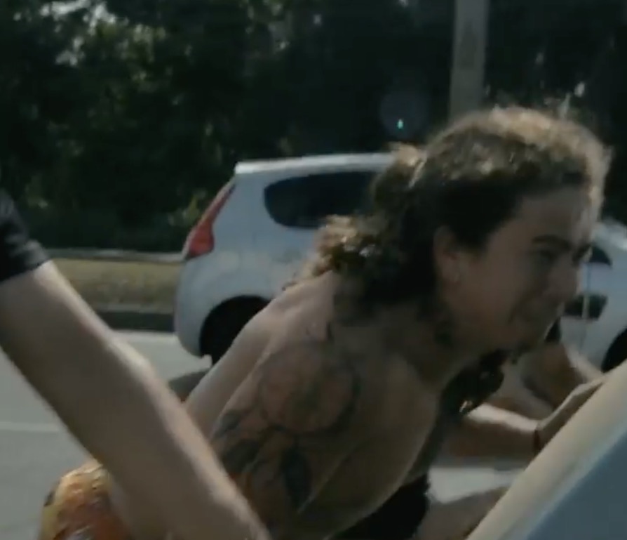 Whindersson posta vídeo novo empurrando carro no prego em Manaus