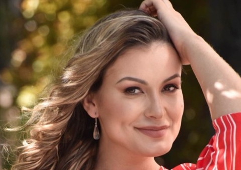 Andressa Urach mostra coleção de calcinhas após romper com Universal