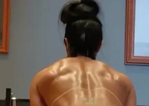 Embalada a vácuo, Gracyanne Barbosa 'abre' bumbum gigantesco em treino