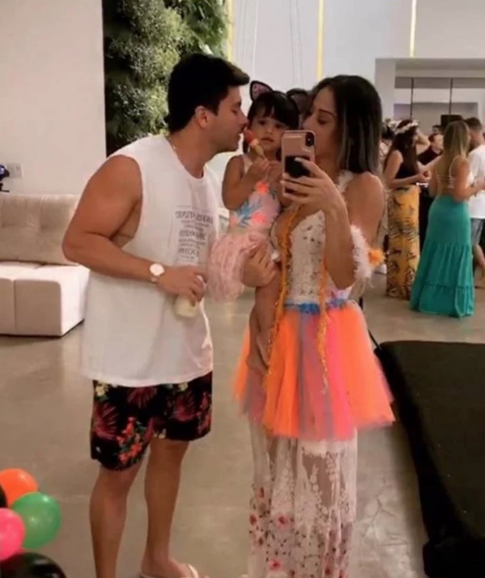 Mayra Cardi curte festa com Arthur Aguiar em casa 