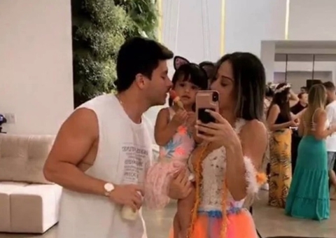 Mayra Cardi curte festa com Arthur Aguiar em casa 