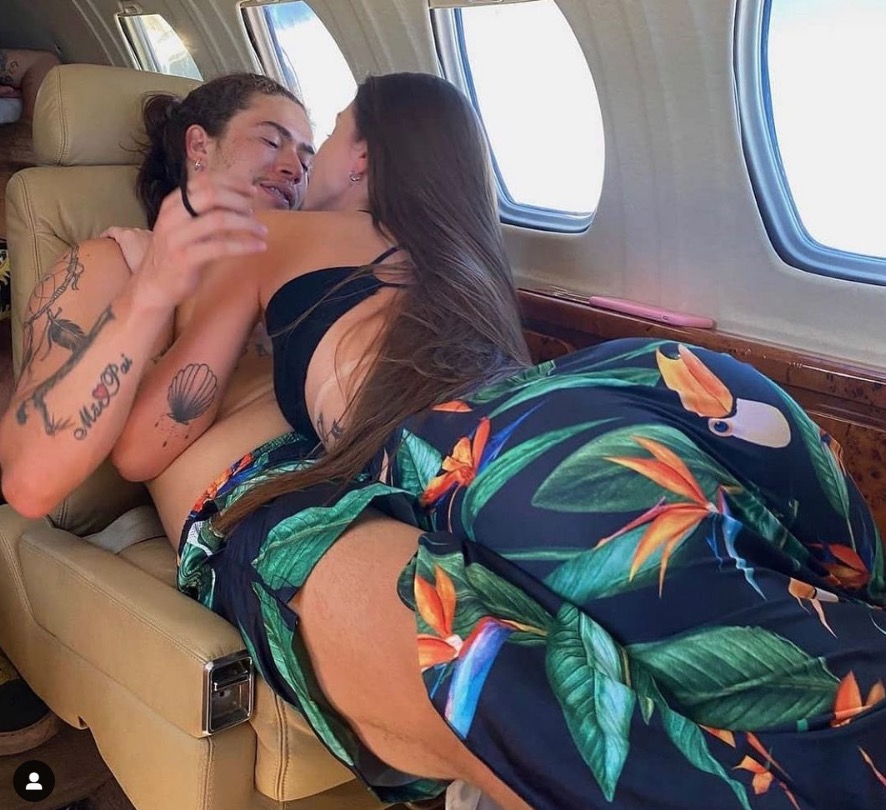 Namorada beija Whindersson com bumbum empinado em jatinho: 'gostosa'