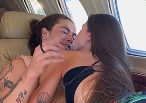 Namorada beija Whindersson com bumbum empinado em jatinho: 'gostosa'