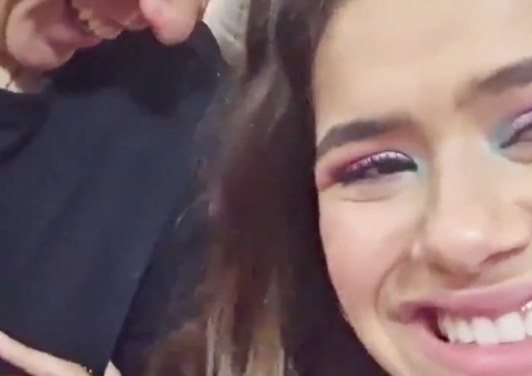 Com foto rara de beijo, Maisa comemora 3 anos de namoro: 'tudinho pra mim'