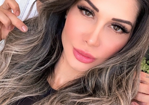 Mayra Cardi aparece completamente nua em foto no banho 