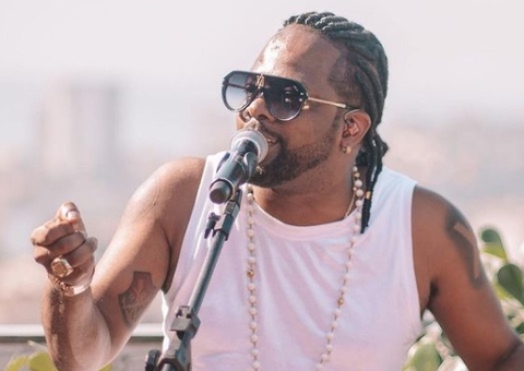 Aos 50, ex-vocalista do Revelação Xande de Pilares namora jovem de 21 anos