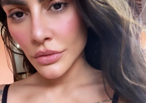 Cleo exibe bumbum grande de fio-dental e arranca elogios: 'popozão'