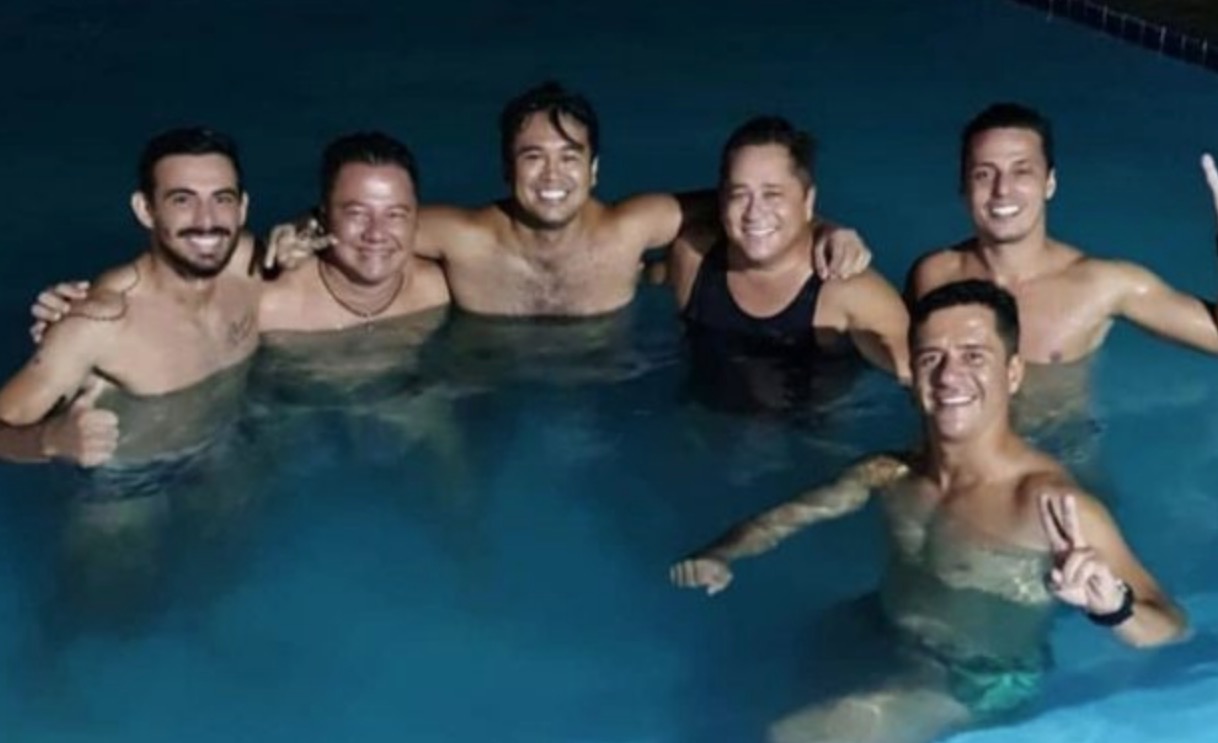 Infectado com Covid, Leonardo se aglomerou com amigos, diz colunista