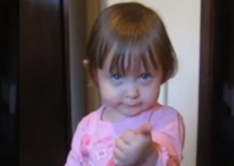 Lembra dela? Veja como está a menina do meme 'não fecha a porta' 