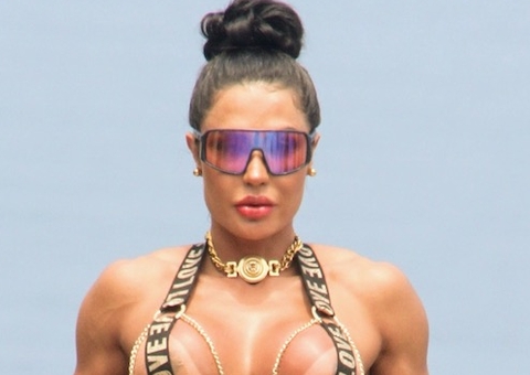 Gracyanne Barbosa posa com look minúsculo no Morro do Vidigal  