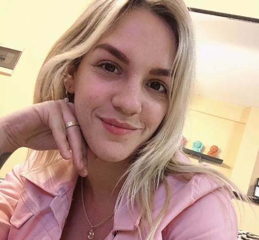 Atriz de Chiquititas pede ajuda após marido ser preso e sofrer AVC 