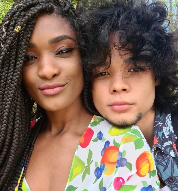 Erika Januza posta primeira foto com o namorado, filho de Carol Nakamura