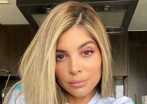 Amigo de Gkay se descuida e mostra teste de gravidez no quarto da youtuber