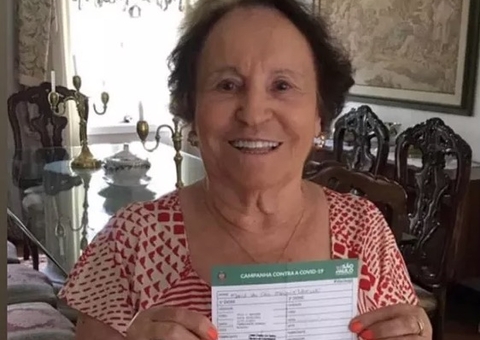 Mãe de Gugu Liberato é vacinada contra Covid-19 