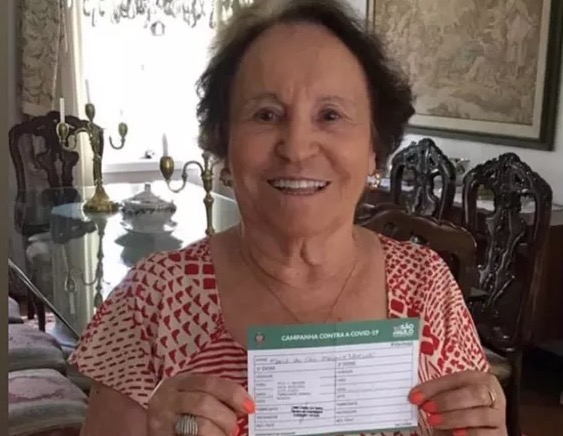 Mãe de Gugu Liberato é vacinada contra Covid-19 