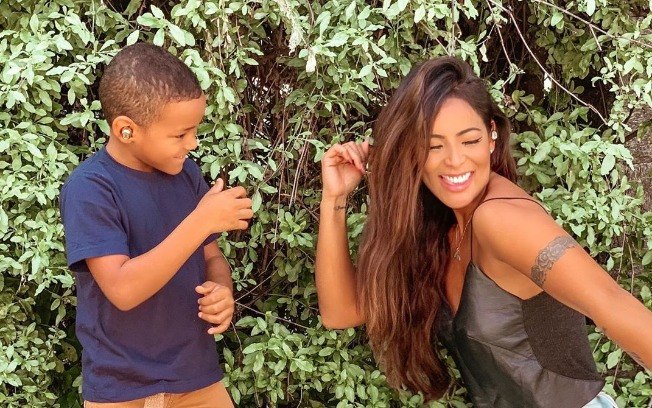 Carol Nakamura comove web ao mostrar reação de filho com festa surpresa