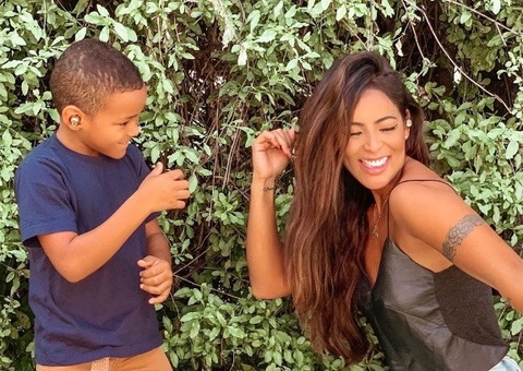 Carol Nakamura comove web ao mostrar reação de filho com festa surpresa