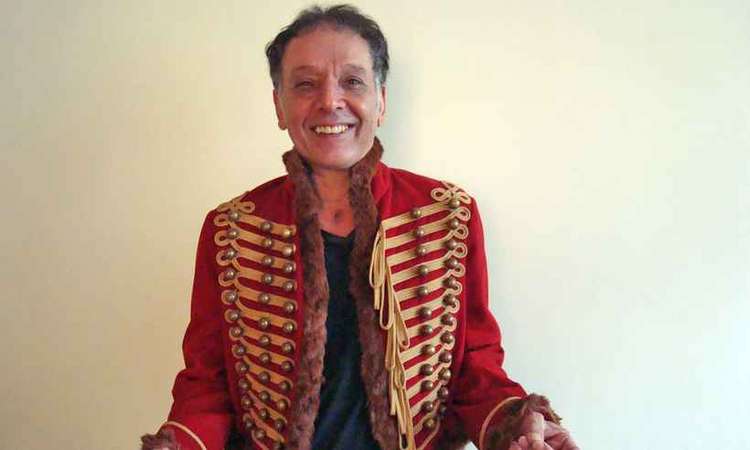 Passando por necessidades, ex-Mutante Arnaldo Baptista rifa casaco icônico 