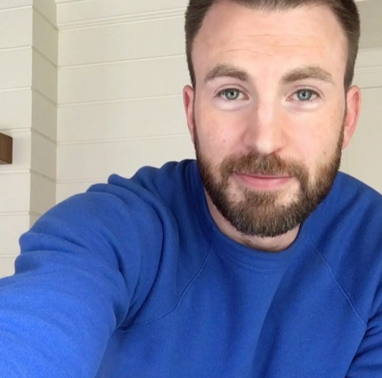 Sem camisa, Chris Evans surge todo tatuado e choca internautas