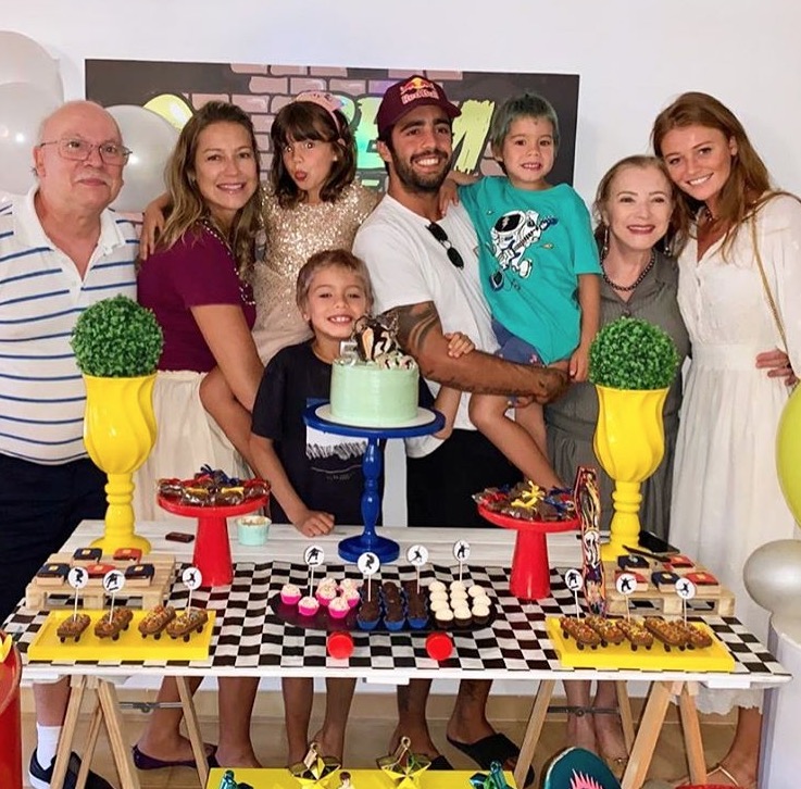 Luana Piovani faz post inesperado ao lado de Pedro Scooby e Cintia Dicker
