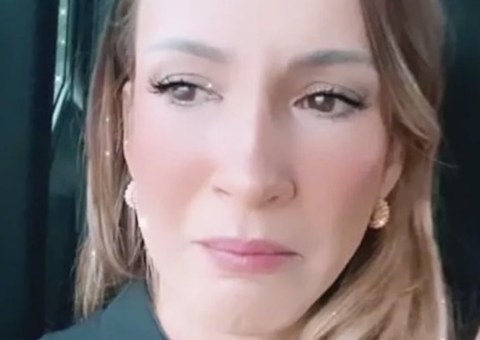 Claudia Leitte sai de casa pela primeira vez para fazer show e se emociona