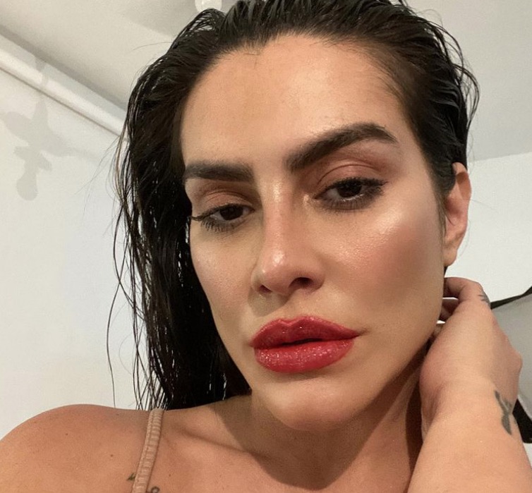 Cleo revela sexo a três com dois homens: 'fogo amigo'