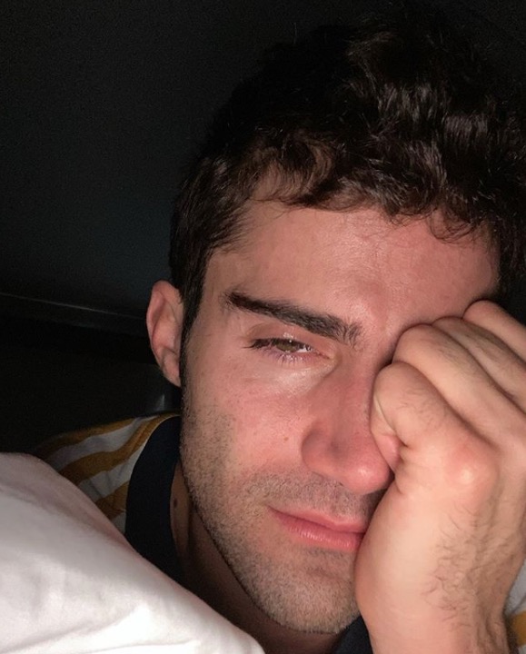 Ex-noivo de Demi Lovato posta foto chorando: 'coração despedaçado'