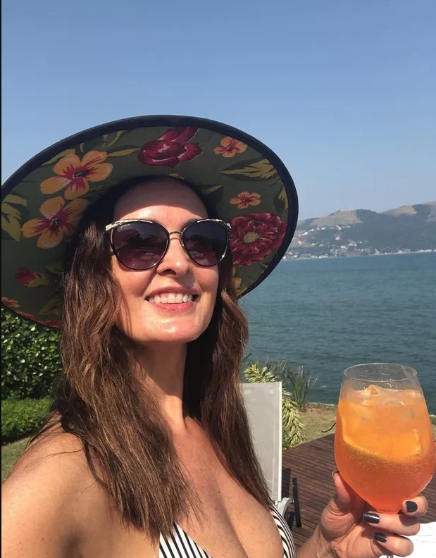 Fátima Bernardes posa de biquíni e comemora 58 anos: 'brinde à vida'