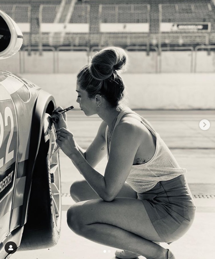 Grazi Massafera ganha carona de Caio Castro a 250 km/h e se declara