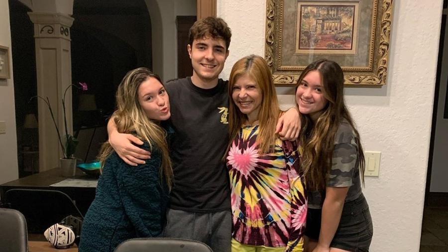 Filho de Gugu comemora aniversário com a família 