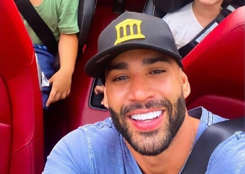 Gusttavo Lima posta foto com filhos e fãs disparam: 'faltou a mãe'