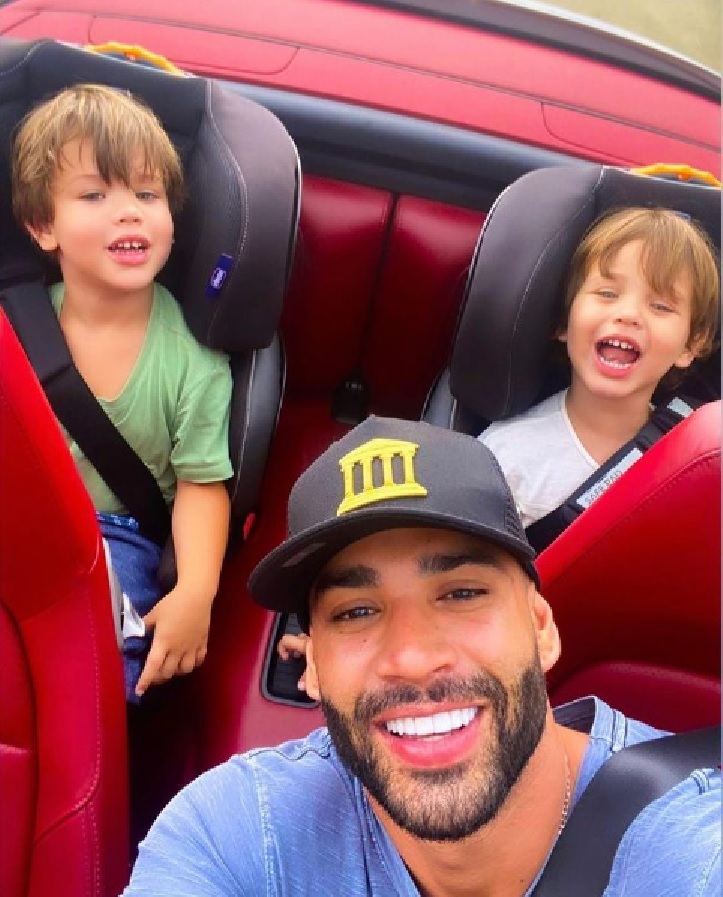 Gusttavo Lima posta foto com filhos e fãs disparam: 'faltou a mãe'