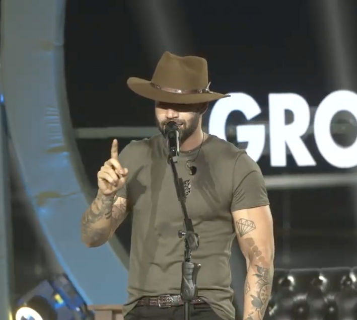 Gusttavo Lima canta música sobre separação e é 'bombardeado' em live