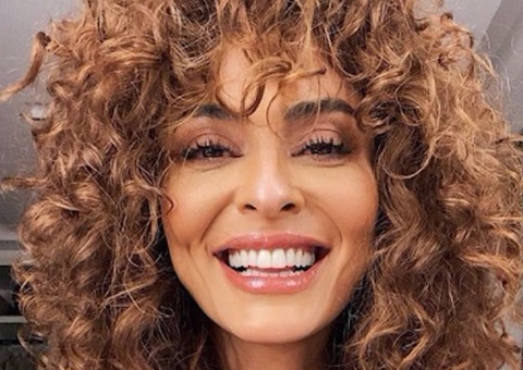 Juliana Paes ostenta bumbum natural ao comemorar 27 milhões de seguidores