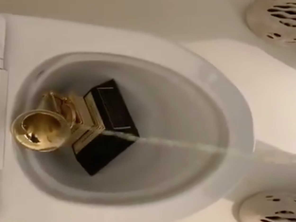 Kanye West posta vídeo fazendo xixi em Grammy e avisa: 'eu não paro'