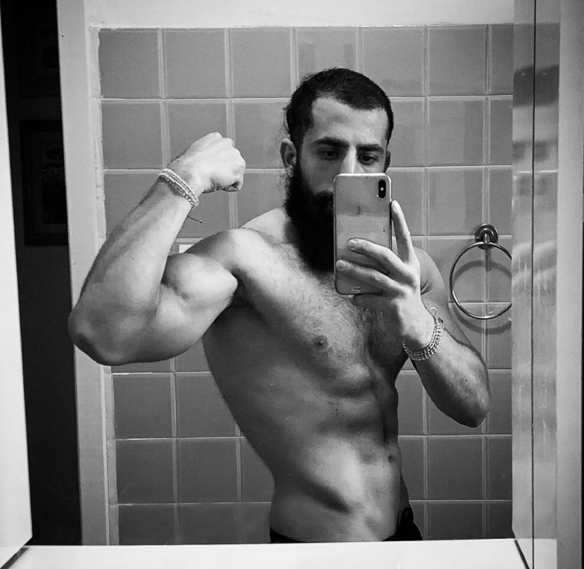 Ex-BBB Kaysar exibe corpo musculoso e fãs babam 