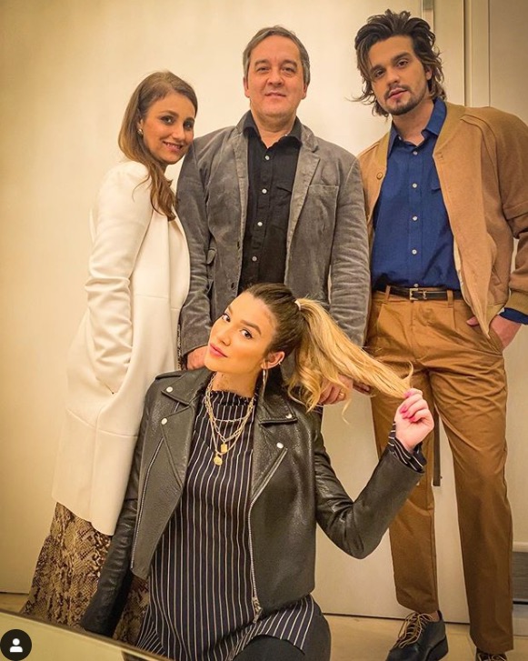Luan Santana publica foto rara com a família: 'difícil juntar'