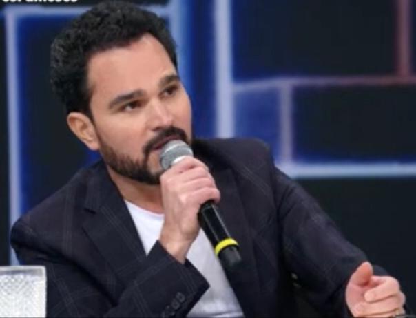 Luciano ficou em 'saia justa' ao falar da novela da Record na Globo