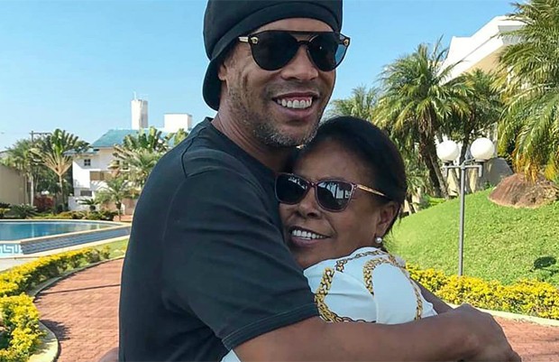 Mãe de Ronaldinho Gaúcho é internada com Covid-19; jogador pede orações