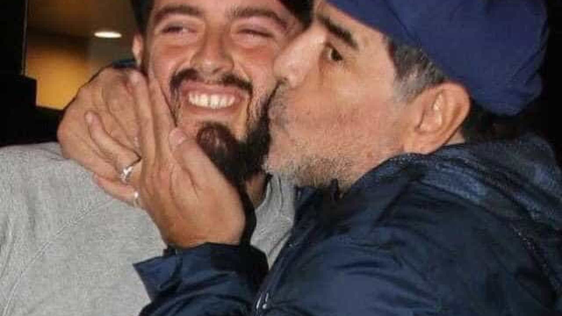 Filho de Maradona está com Covid-19 e não comparece ao velório do pai