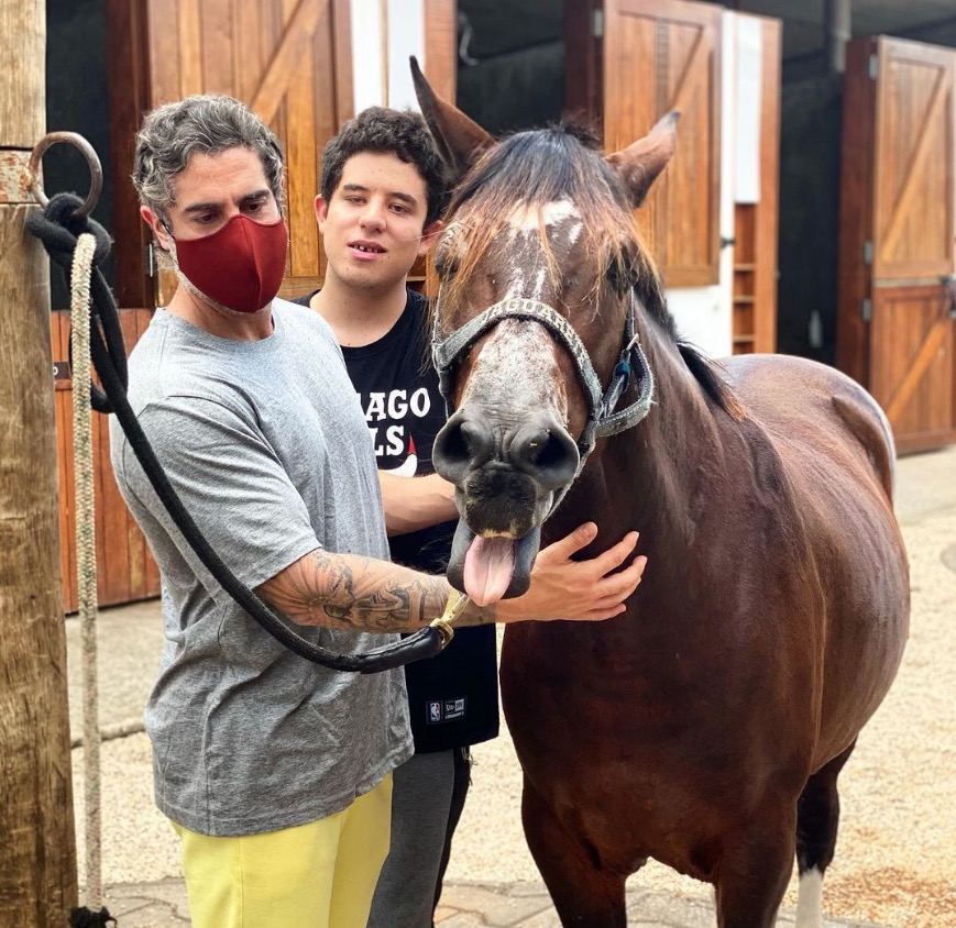 Marcos Mion mostra égua que irá ajudar na terapia do filho Romeo 