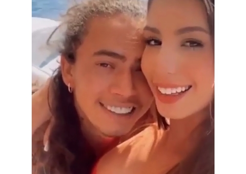 Whindersson presenteia namorada com sandália de quase R$ 6 mil