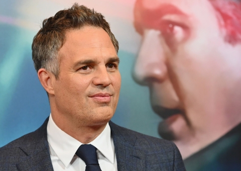 Mark Ruffalo debocha de Trump ao comentar vazamento do nude de Chris Evans 