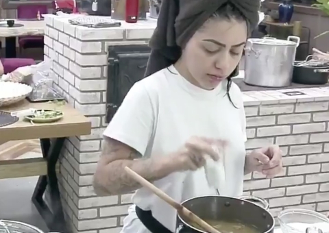 MC Mirella 'carrega' comida no sal e vira meme: 'a hipertensão vem'