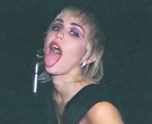 Miley Cyrus diz que foi perseguida por OVNI na Califórnia
